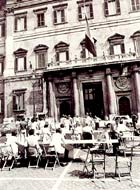 VIII Legislatura - Manifestazione radicale davanti a Montecitorio (2 agosto 1979). Da: Il Parlamento italiano 1861 - 1992 Vol. XXIII, Nuova CEI Informatica, Milano, 1993